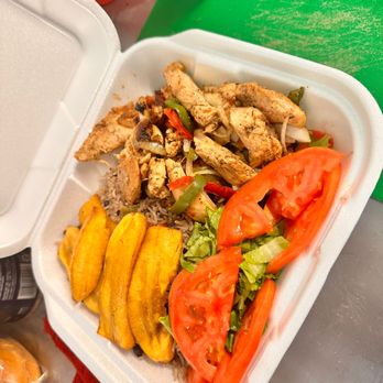 Super Creative Food - Arroz moró y carne con ensalada y guarnición - Food Trucks Near Me - Tampa, Florida