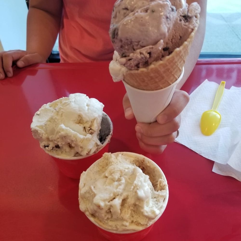 Two flavors in each one. We took the pic a bit later after we devour some of the ice cream Two flavors in each one. We took the pic a bit later after we devour some of the ice cream