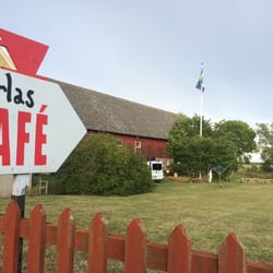 Carlas Café - Inhyst i en gammal ladugård ligger ett murrigt fik där man väljer en skön gammal soffa i en valfri spilta.