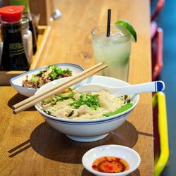Marubi Ramen - Start the week right. Heiße Wan Tan Nudelsuppe mit Gemüse zur Stärkung im kalten Berliner Winter.