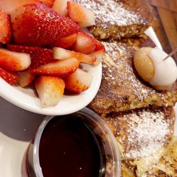 Maple Leaf Diner - French Toast and Strawberries - American Near Me - Dallas, Texas Maple Leaf Diner - French Toast and Strawberries - American Near Me - Dallas, Texas