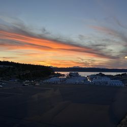 Silver Cloud Hotel - Tacoma Waterfront - Sunset from room