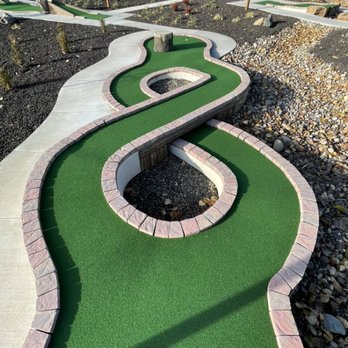 Sam's MINI GOLF - Figure 8: the Over/Under - Mini Golf Near Me - Longview, Washington