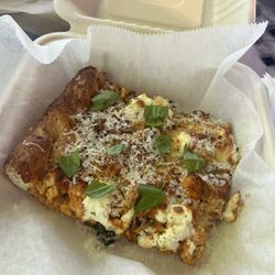 Noah's Delicatessen - Buffalo chicken pizza