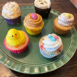 a plate of cupcakes