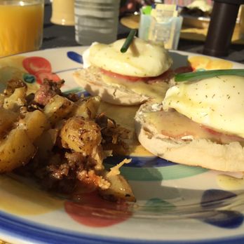 Friendly City Inn - DELICIOUS eggs benedict and hash browns - Bed & Breakfast Near Me - Harrisonburg, Virginia