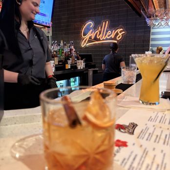 Grillers Puerto Rico - Servicio excelente de esta joven bartender - Latin American Near Me - Orlando, Florida Grillers Puerto Rico - Servicio excelente de esta joven bartender - Latin American Near Me - Orlando, Florida