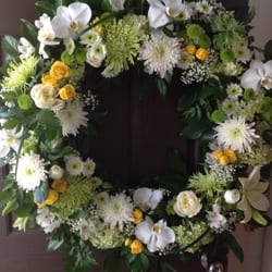 elizabeths garden florist - Sympathy wreath