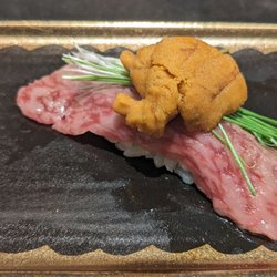 白鮨 - Wagyu beef (medium), served with Hokaaido uni
