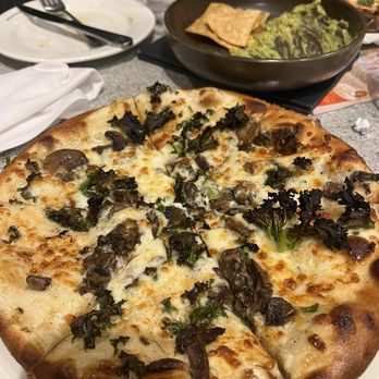 Earls Kitchen + Bar - Mushrooms pizza - New American Near Me - Miami, Florida