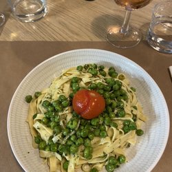 EAT - Pasta with peas and tomato