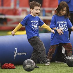 Soccer World - Soccer footwork to get warmed up before the scrimmage