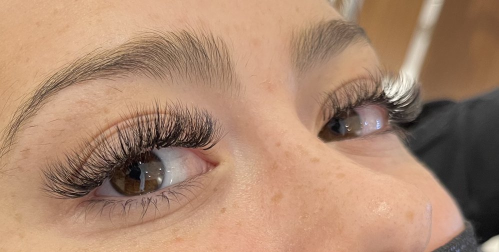 Lash Room LLC Logo
