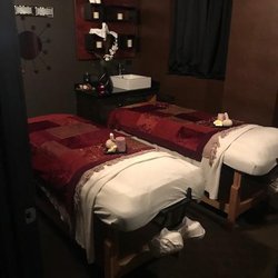 Q's Spa & Salon - Couples massage room