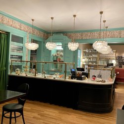 Bradford House - Quincy Bake Shop on site