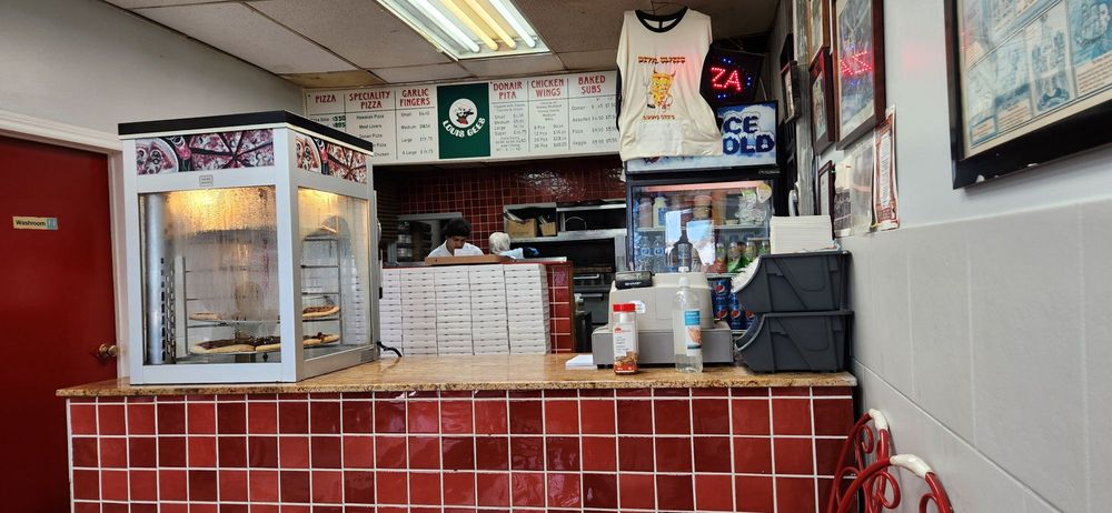 Louis Gee's Pizza