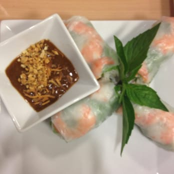 Mama Pho - Summer roll..... Idk why it's one the edge of the plate like that though.... - Vietnamese Near Me - Honolulu, Hawaii