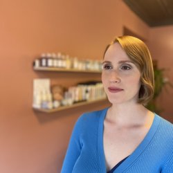 Freyja - An elegant nod to the 1920s for a client not wanting to look too "done up"