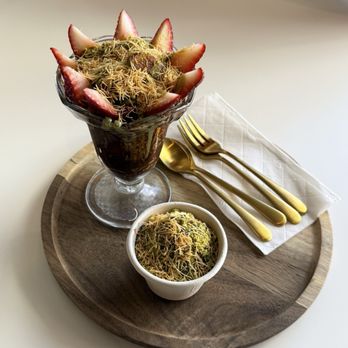 Walking Bean Cafe - Dubai Chocolate Strawberries (with ice cream on the side!) - Shaved Ice Near Me - Honolulu, Hawaii