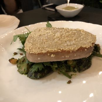 Alobar Yorkville - Tuna main. - Bars Near Me - Toronto, Ontario