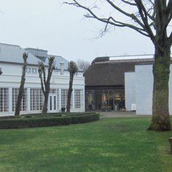 Museum Kunst der Westküste - Innenhof (links: Museumsrestaurant und Café "Grethjens Gasthof", Mitte: Kasse und Museumsshop)