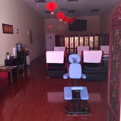 Heavenly Soaking Foot Care - The main room. 6 massage chairs. "Asian" decor. Not sure what's behind the other screen tho..