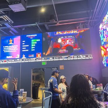 Gold Glove Bar - Sports Bars Near Me - Los Angeles, California