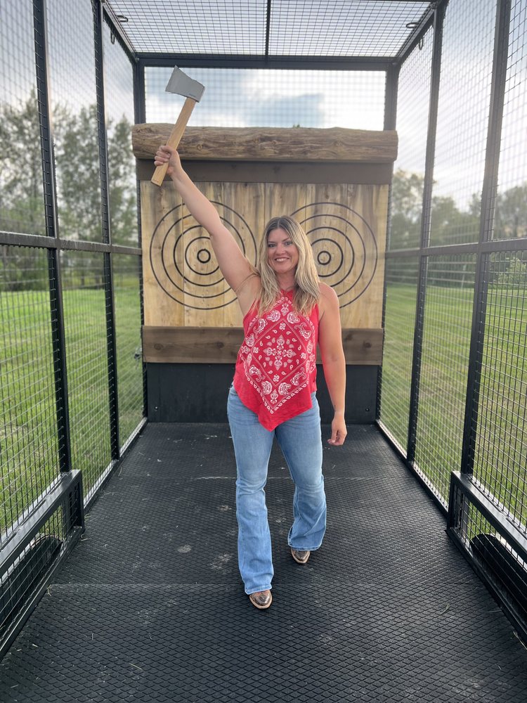 Grizzly Axe Throwing Logo