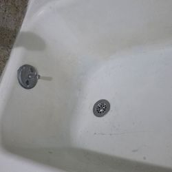 Days Inn by Wyndham Richmond Hill/Savannah - Dirty and disgusting uncleaned bathtub/ bathroom in my hotel room