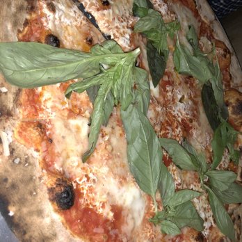 Lucali - Margherita with garlic - amazing - Pizza Near Me - Brooklyn, New York Lucali - Margherita with garlic - amazing - Pizza Near Me - Brooklyn, New York