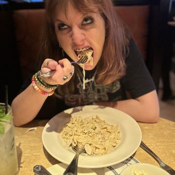 The Cheesecake Factory - chicken Fettuccini Alfredo - American Near Me - Happy Valley, Oregon