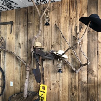 Cone Slingers - Inside decor - Ice Cream & Frozen Yogurt Near Me - Carrollton, Virginia
