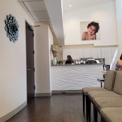 Comprehensive Dermatology of Long Beach - Clean office, friendly front desk folks... premium sunscreen samples!