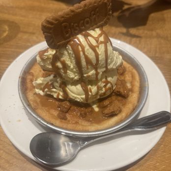 BJ's Restaurant & Brewhouse - Biscoff Pizookie - New American Near Me - Orlando, Florida