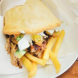 Oberbilker Grill - Gerolltes Gyros Pita für 4,90€. Pappsatt....