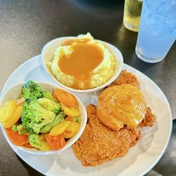 Penryn Grill - Crispy Chicken Dinner - tasty and very hot & crispy thigh and drumstick, legit mashed potatoes and gravy and veggies.
