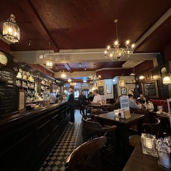 The Swan - Inside view of bar and eating area. - Pubs Near Me - London, XGL The Swan - Inside view of bar and eating area. - Pubs Near Me - London, XGL