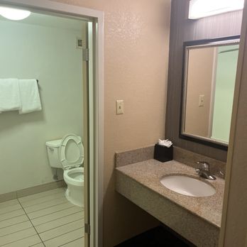 Courtyard by Marriott Lexington North - Bathroom good clean and nothing broken - Hotels Near Me - Lexington, Kentucky Courtyard by Marriott Lexington North - Bathroom good clean and nothing broken - Hotels Near Me - Lexington, Kentucky