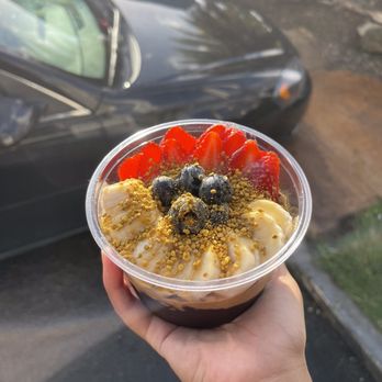 Aloha Krew - Aloha krew special with peanut butter and bee pollen topping add on - Acai Bowls Near Me - Honolulu, Hawaii