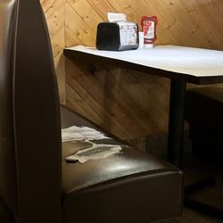 The Madden Crab - The booth was very springy, worn out, and uncomfortable.