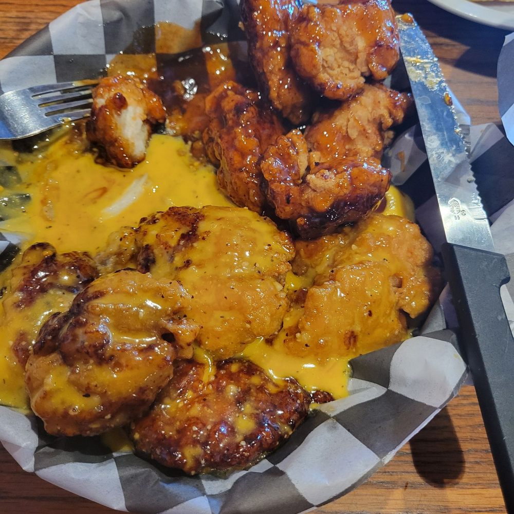 Beef 'O' Brady's - Garlic promise on wings and bourbon bonus wings - Sports Bars Near Me - Starke, Florida Beef 'O' Brady's - Garlic promise on wings and bourbon bonus wings - Sports Bars Near Me - Starke, Florida