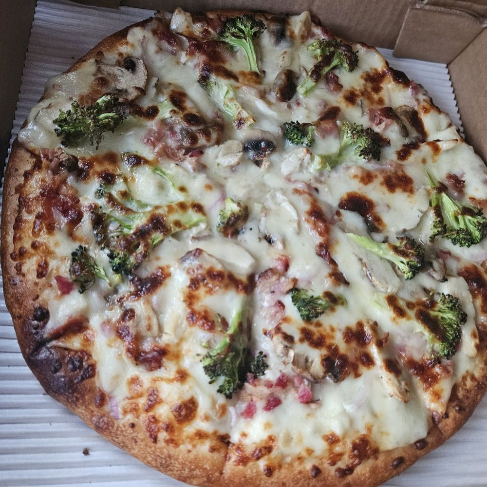 Chicken Alfredo pizza with bacon, mushrooms,and grilled broccoli. Delicious! Chicken Alfredo pizza with bacon, mushrooms,and grilled broccoli. Delicious!