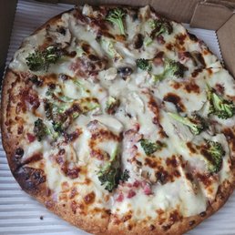 Chicken Alfredo pizza with bacon, mushrooms,and grilled broccoli. Delicious!