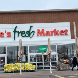 Pete's Fresh Market - Entrance