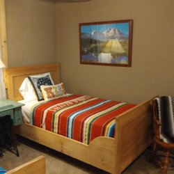 Cascade Hollow Lodge B & B - Want to share a room but not a bed? The country/western theme "Bunk Room" is for you ... and there's a really cool shower room to boot!