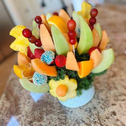 For my friend's new baby gift!! It's a great gift for Postpartum also(cuz we don't have time to cut the fruits!!)!