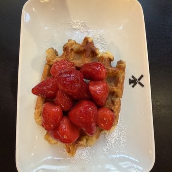 Maison Dandoy - Liege waffle with strawberries - Desserts Near Me - Brussels, BRU Maison Dandoy - Liege waffle with strawberries - Desserts Near Me - Brussels, BRU