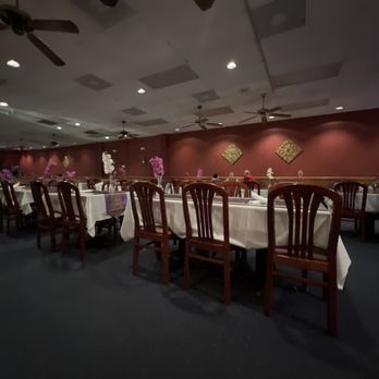 Pilin Thai - a dining room with tables and chairs - Thai Near Me - Altamonte Springs, Florida Pilin Thai - a dining room with tables and chairs - Thai Near Me - Altamonte Springs, Florida