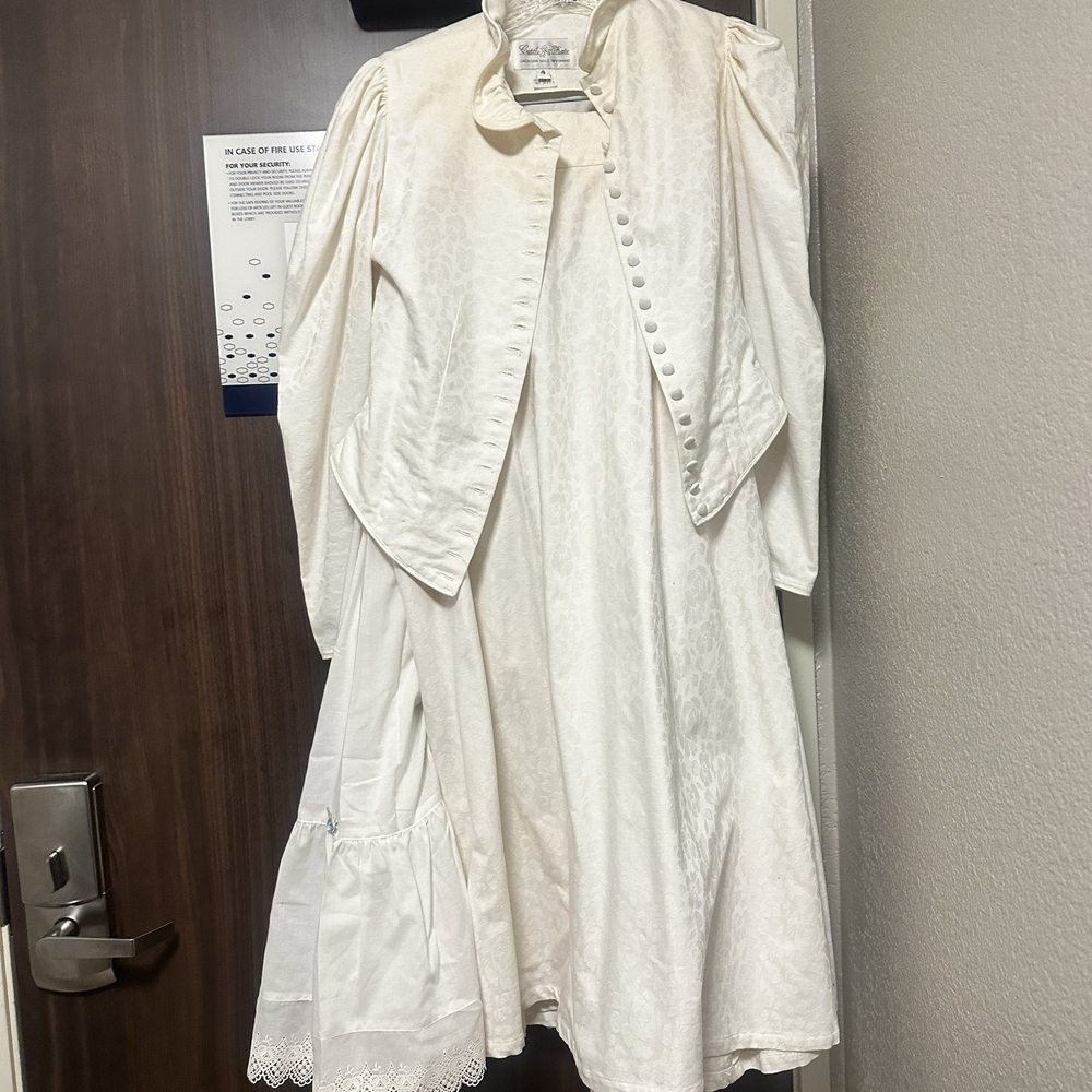 Country Woman - Vintage Western Wedding Dress - Used, Vintage & Consignment Near Me - Jackson, Wyoming Country Woman - Vintage Western Wedding Dress - Used, Vintage & Consignment Near Me - Jackson, Wyoming
