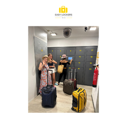 Easy Lockers - Clientes que acceden a las taquillas para dejar sus pertenencias.